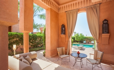 Pavillon avec piscine à Amanjena, vue sur la terrasse ouverte et les jardins du resort.