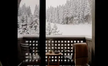 Vue depuis une suite sur les pistes enneigées à Aman Le Mélézin, resort alpin.