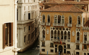 アマン ヴェニスの客室から、グランドカナルとゴンドラの眺め。