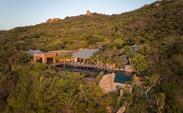 安缦诺怡度假村海景池畔住宅外观，建筑融入山林之中。