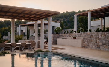 Terrazza esterna della villa con tre camere da letto ad Amanzoe, resort in Grecia, con piscina e struttura in legno.
