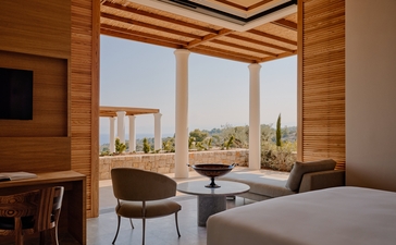 アマンゾイのリゾートの3ベッドルームヴィラのテラスからの眺め。木製のインテリアと広々としたベッドルーム。