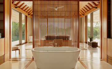 Salle de bains spacieuse avec baignoire autonome et parois en bois clair, Amanyara, Îles Turques-et-Caïques.