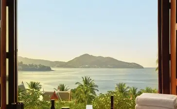 安缦璞瑞度假村浴室，通过开放式门框眺望山景和水景。