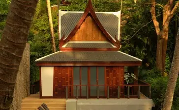 安缦璞瑞度假村水疗中心的治疗室，木制建筑掩映在热带林木中。