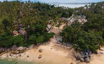 アマンプリ リゾートの砂浜に点在するパラソルと海辺の風景