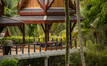 アマンプリのリゾートにあるパビリオン宿泊施設。木々に囲まれたテラス付きの建築物。