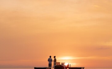 アマンプリのアンダマン海に浮かぶオーシャンプラットフォームで、夕焼けの中佇むリゾート施設