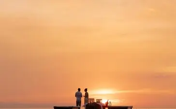 安缦璞瑞度假村海上平台在日落时分矗立于安达曼海，映照着金色天空。