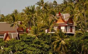 アマンプリのリゾートにあるアンダマン海を見下ろす木造のオーシャンプラットフォーム。