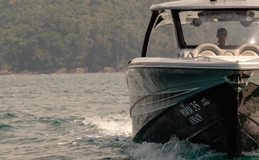 アマンプリ リゾートでのクルーズ体験、モーターボートがタイの海を進む