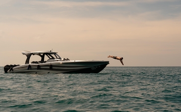 MTI-Boot auf dem Meer vor Amanpuri Resort in Thailand.