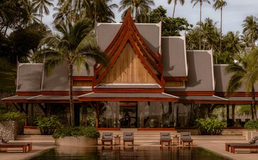 アマンプリ・リゾートのロビー・パビリオン。タイの広大なプールエリアに面した金色の屋根の建築物。