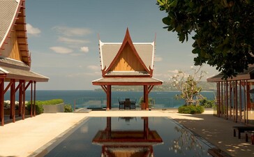 アマンプリ・リゾートの7寝室オーシャンヴィラの屋外プール。タイの海を眺める建築。