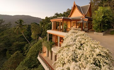 アマンプリ・リゾートの7寝室オーシャンヴィラ、屋外プール付きの俯瞰図。タイの山々に囲まれた建築。