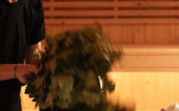 アマンプリ・リゾートのスパハウスで、セラピストがゲストへバーニャトリートメントを施術している様子。