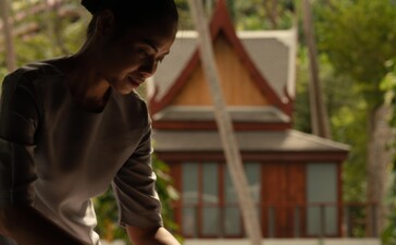 アマンプリ・リゾートのスパハウスで、瞑想する人物が石の上で施術を受ける準備をしている。