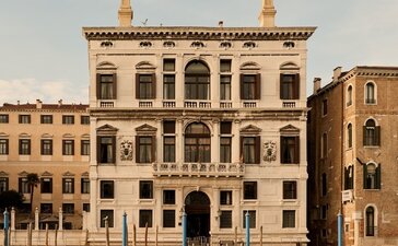 アマン ヴェニスのホテル外観、グランドカナルに面した歴史的な宮殿建築