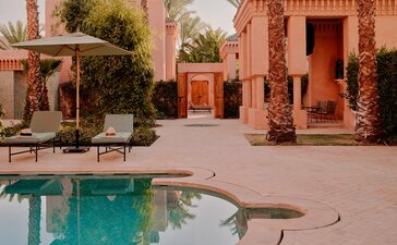 安缦珍纳度假村的两卧室泳池别墅，设有露天浴池和摩洛哥风格建筑。