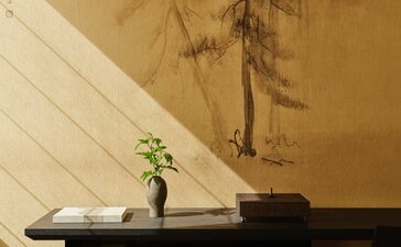 طاولة سوداء بزهرية صغيرة وظل شجرة على الجدار في أمَان نِيُويُورك.