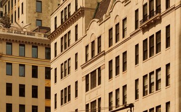Dettaglio architettonico delle facciate in pietra calcarea dell'Aman New York, hotel nel cuore di Manhattan.