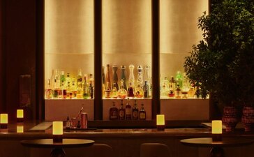 النوادي الليلية الهادئة في أمَان نِيُويُورك، حيث الشموع الدافئة تضيء زوايا الفندق.