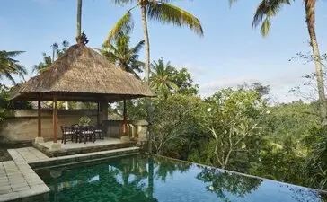 Amandari resort-এর বাগানে অবস্থিত পুল প্যাভিলিয়ন, নারকেল গাছের মধ্যে শান্ত জলের পাশে অবস্থিত।