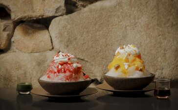 アマン東京のカフェで提供される、森をイメージした2色のかき氷。ピンクと黄色のかき氷が黒いボウルに盛られている。