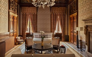 Chambre Sansovino avec rideaux en soie et lustre vénitien à Aman Venice.