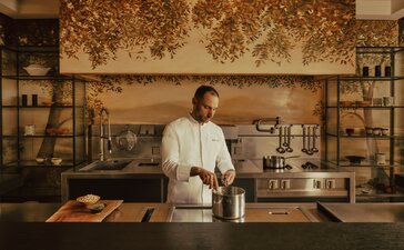 Chef travaillant dans la cuisine du palazzo d'Aman Venice, hôtel de Venise.