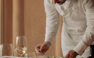 アマンジェナ リゾートのシェフが、食材を丁寧に準備している。