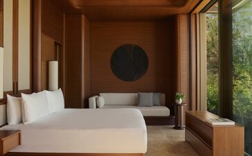 Horizon Casita principal bedroom at Amanvari, Mexico, with twin beds and floor-to-ceiling windows overlooking the landscape.