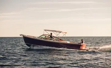 Motorboat cutting through calm waters near Amanvari, Mexico.