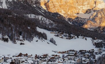 Montagne innevate al tramonto sopra il villaggio alpino presso Aman Rosa Alpina.