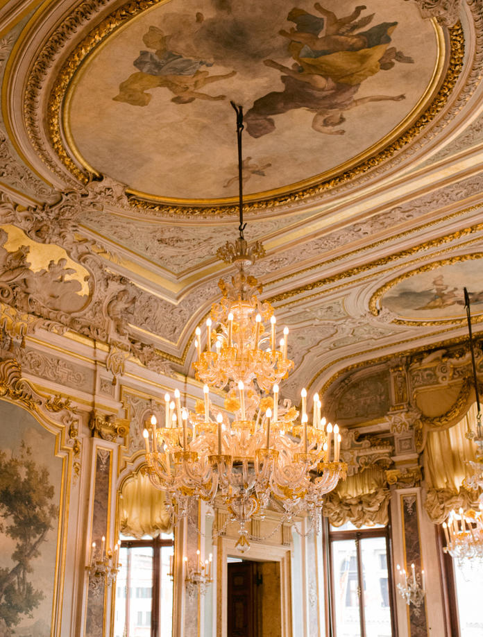 aman-venice-ballroom-ceiling
