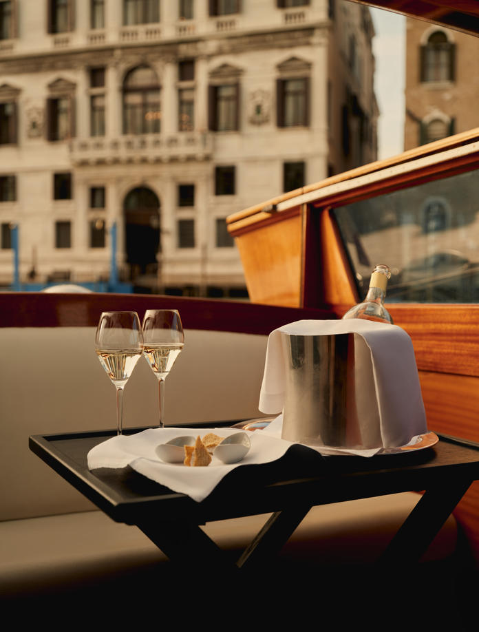 aman-venice-boat-aperitivo