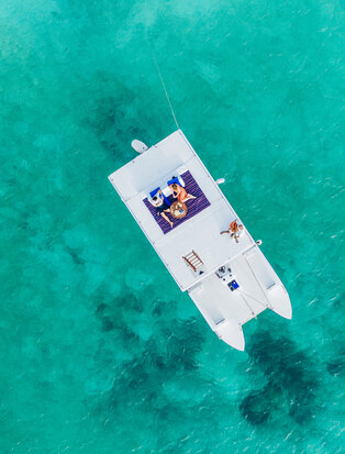 Bateau de croisière privée vue aérienne aux eaux turquoise d'Amanpulo, Philippines.