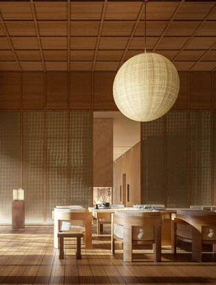 アマン ニセコのスパティールームで、木製の家具と和紙のペンダントライトが照らす静寂の空間。