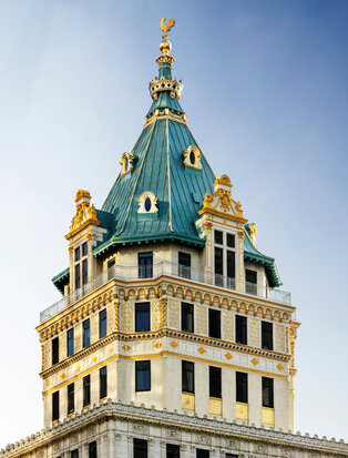 Vista della cupola color turchese e oro dell'Aman New York, hotel nel cuore della città.