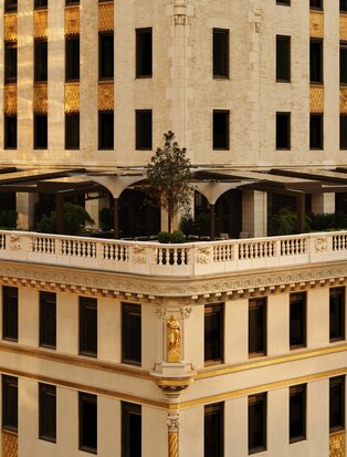 Fachada da Aman New York com padrão geométrico de janelas amarelas e bege