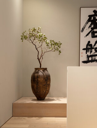 Aman Interiors, Vase