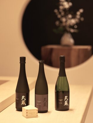 アマン東京のダイニング施設に展示された武蔵清酒の瓶。