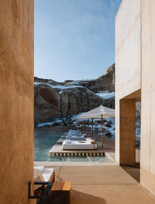 Vue depuis une chambre sur la plunge pool et le paysage désertique d'Amangiri.