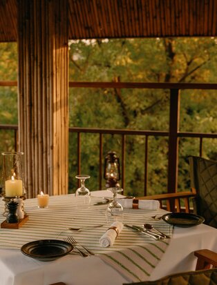 Machan dining pavilion at Aman-i-Khas with views across the Indian landscape.