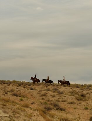 Cavaliers à cheval dans le désert de l'Utah à Amangiri.