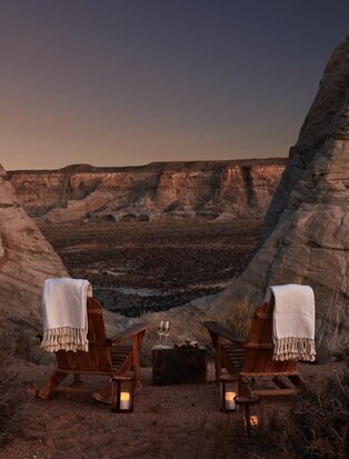 Deux chaises face au coucher de soleil sur les terres rouges d'Utah, Amangiri.
