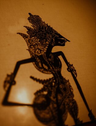Bayangan wayang kulit tradisional di Amanjiwo resort.