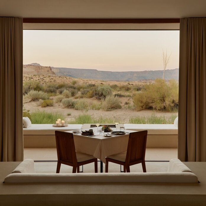 Mesa de comedor con vistas al desierto de Utah en Amangiri resort.