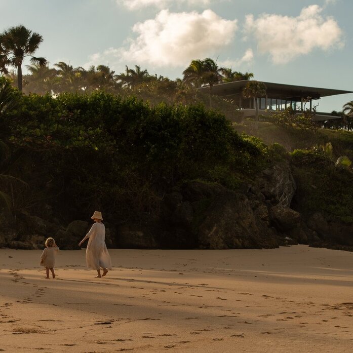 Famille jouant sur une plage de sable à Amanera, resort en République dominicaine.