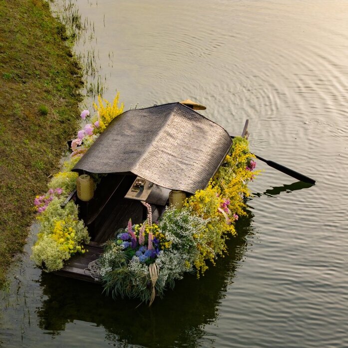 养云安缦度假村，客人在下午茶时间乘坐传统木舟在水上享受宁静时刻。